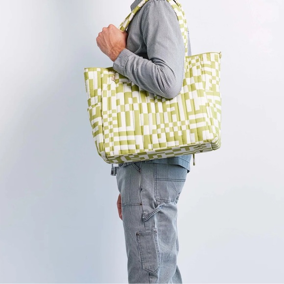 BEIS lime green diaper bag from Nordstrom - Picture 2 of 10